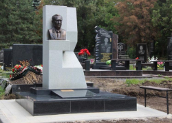 Бывшему директору «Ростсельмаша» Юрию Пескову установили памятник на Северном кладбище 