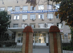 В Батайске мужчина выпал из окна ЦГБ и погиб