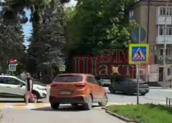 Полиция оштрафовала владелицу иномарки за движение по тротуару в Ростовской области