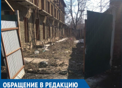 Нехорошее место: ростовчане жалуются на старый дом, ставший мусоркой и домом для бомжей