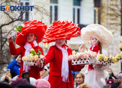 В Ростове встретили весну с уличным театром: фоторепортаж с романтического цветочного праздника