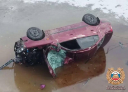 Водитель погиб после опрокидывания автомобиля в реку в Ростовской области  