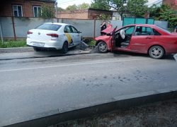 В Таганроге иномарка вылетела на встречку и столкнулась с другим автомобилем