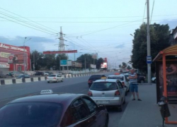 На остановках общественного транспорта в Ростове паркуются таксисты