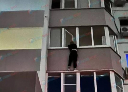 На Суворовском спасли висевшую за балконом ростовчанку