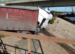 В Ростовской области фура вылетела с моста и едва не упала в реку