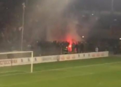 После проигрыша «Ростову» болельщики ЦСКА закидали поле стульями и пылающими файерами
