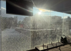 Вандалы разгромили «умную» остановку в центре Ростова