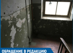 «Куда уходят наши деньги за капремонт?!»: жильцы дома на Западном пожаловались на отвратительное состояние подъезда 