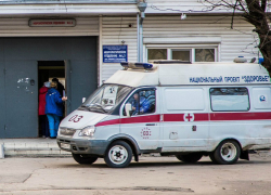 Две женщины попали в больницу после столкновения иномарки с маршруткой в Ростове