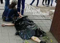 Выпавший из окна мужчина уже пять часов пугает прохожих