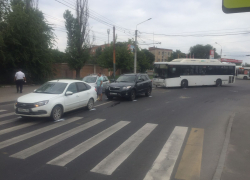 В Ростове пассажирский автобус врезался в иномарку