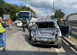 В Ростовской области «Мерседес» врезался в автобус с детьми