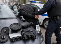 Приезжий с Кубани вскрыл машину гуковчанина в Ростове и вынес технику на полмиллиона рублей