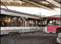 В центре Ростова-на-Дону автобус протаранил травмвай