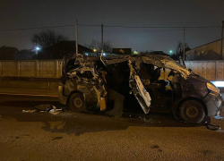 Под Ростовом в ДТП с микроавтобусом и грузовиком погибли два человека