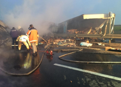 На трассе в Ростовской области после ДТП загорелась фура