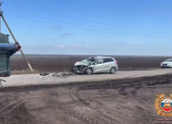 Под Ростовом двое пострадали после того как легковушку смяло под грузовиком