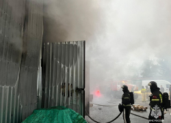 Пожарные ликвидировали возгорание на складе запчастей в Аксае