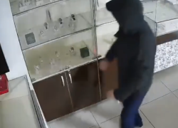 Гастролёр из Владимирской области ограбил женщину и устроил налёт на ювелирку в Батайске