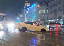 В Ростове иномарка провалилась в большую яму на Буденновском проспекте