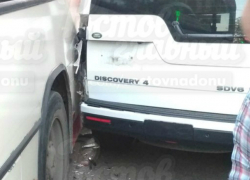 Мгновенная карма в виде автобуса настигла припарковавшийся в запрещенном месте Land Rover в Ростове