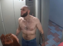 В «Суворовском» полуголый мужчина избил супругу в лифте 