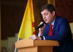 Депутат Госдумы Олег Пахолков предложил запретить чиновникам пользоваться «наличкой»