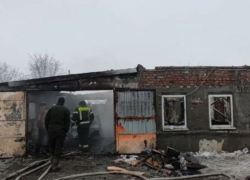 Машина, полдома и гараж разом сгорели у жителя Ростовской области