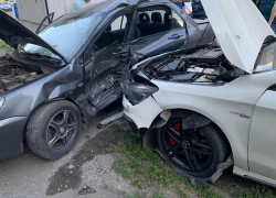 В Ростовской области «Мерседес» протаранил «Мицубиси»