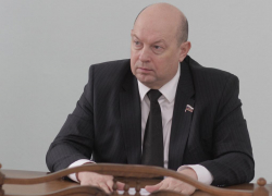 Не пропускает заседания, комментирует изменения в законодательстве федеральным СМИ депутат госдумы от Ростовской области Алексей Кобилев