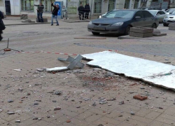 В Ростове-на-Дону рухнул на "головы" прохожих огромный кусок от балкона на 2 этаже 