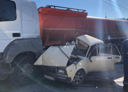 Два человека погибли при столкновении легковушки и грузовика в Новошахтинске