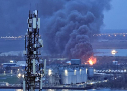 В Ростове на левом берегу Дона горит ангар на площади в 1000 кв.метров, слышны взрывы