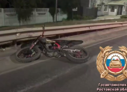 Зумер на кроссовом мотоцикле погиб, врезавшись в металлический барьер в донской станице