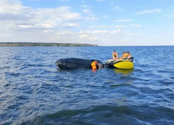 На Цимлянском водохранилище перевернулся гидроцикл с детьми на «ватрушке»