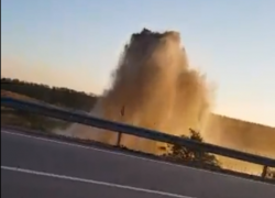 Мощный гейзер из грязной и смрадной воды на трассе под Ростовом попал на видео