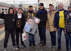 Большое фото Лехи, которого не отпустила девушка, взяли на матч с "Краснодаром" болельщики "Ростова"