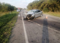 Один человек погиб и четверо пострадали в лобовом ДТП на трассе в Ростовской области