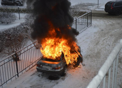 Пожар в Ростовской области: во дворе многоквартирного дома сгорела легковушка