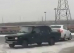 Наледь на дороге заставила выстроиться паровозиком шесть автомобилей на трассе под Ростовом