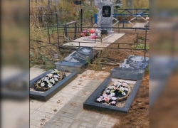 На новом кладбище Каменска-Шахтинского неизвестные разрушили несколько надгробий