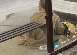 Бродяга захватил остановку общественного транспорта в Ростове