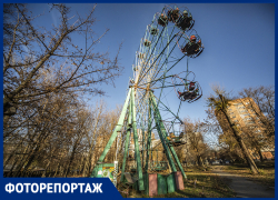 Ржавые аттракционы и расписанные качели: грустный фоторепортаж из парков Ростова