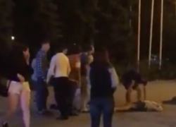 Агрессивная драка с «глухим вырубанием» оппонентов в центре Ростова попала на видео