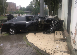 В Ростове иномарка въехала в здание СИЗО