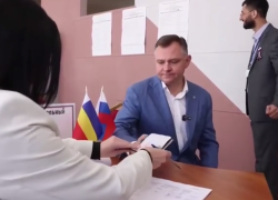 Губернатор Дона проголосовал на выборах в Госдуму в школе № 96
