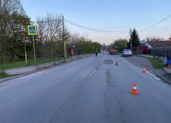 В Ростовской области 9-летний ребенок выбежал на дорогу за мячом и попал в ДТП