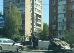 Торопливый «японец» перевернул Chevrolet с двумя девушками на перекрестке Ростова