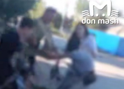 Мужчина ударил и поставил на колени несовершеннолетнюю обидчицу дочери в донской станице